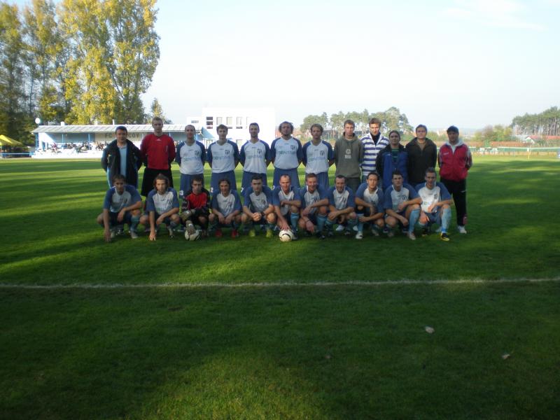 Společné foto 25.10.2009 před vítězným zápasem s béčkem Lipova 5:0